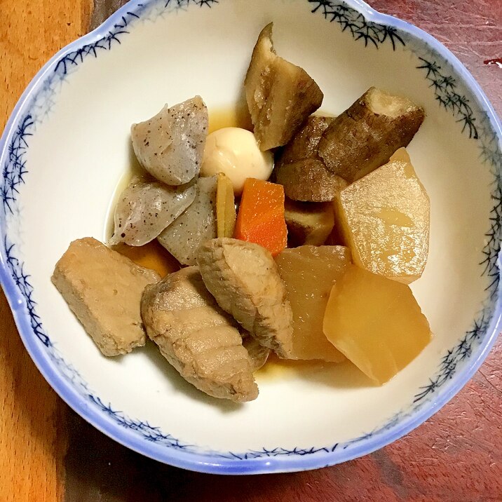 もうかザメと鶉のタマゴとゴボウや大根の煮物。